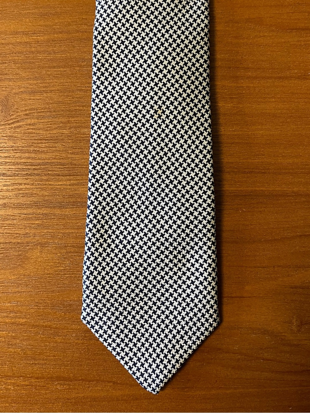 Tommy Hilfiger 100% Silk Tie Navy White Houndstooth Pattern Necktie 3.25”
